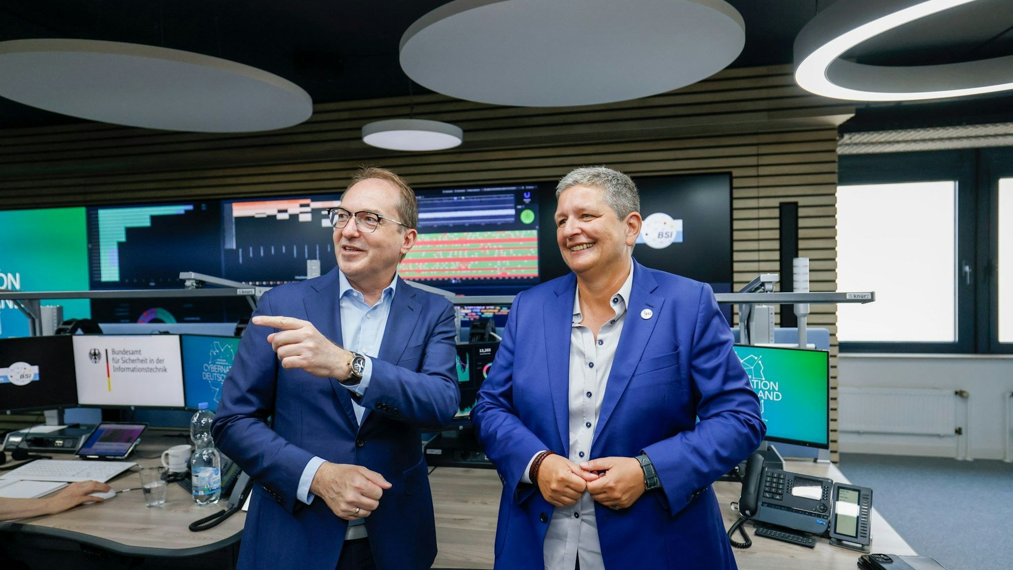 Bundesinnenminister Dobrindt besucht das IT-Lagezentrum des BSI