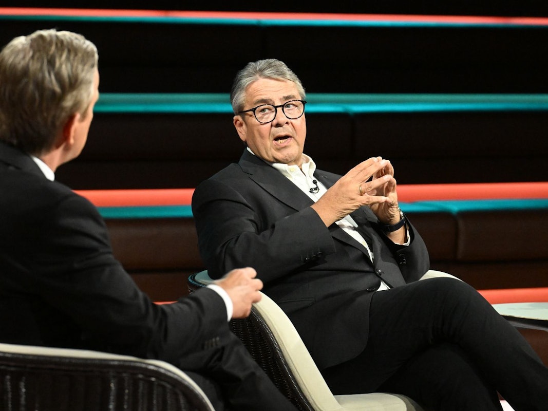 Ex-Vizekanzler Sigmar Gabriel sprach sich am Dienstagabend bei „Markus Lanz“ für diplomatische Gespräche mit Russland aus. (Bild: ZDF / Cornelia Lehmann)