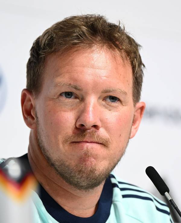 Bundestrainer Julian Nagelsmann sitzt auf der Auftakt-Pressekonferenz des DFB.