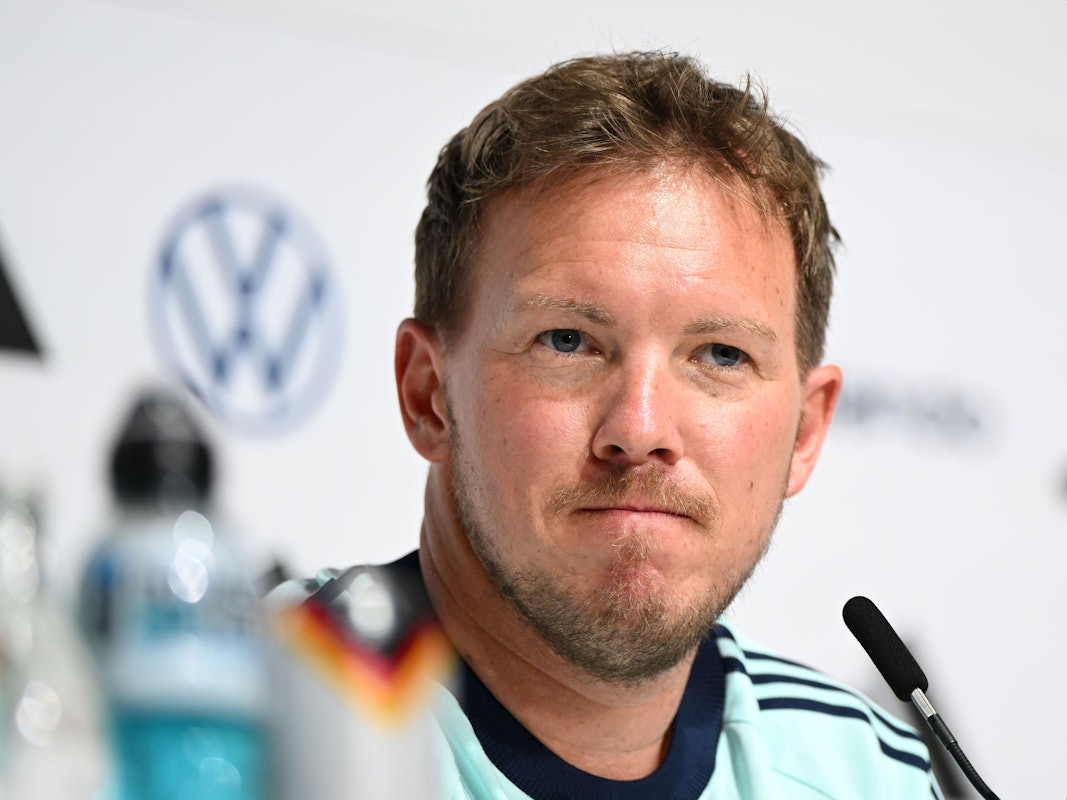 Bundestrainer Julian Nagelsmann sitzt auf der Auftakt-Pressekonferenz des DFB.