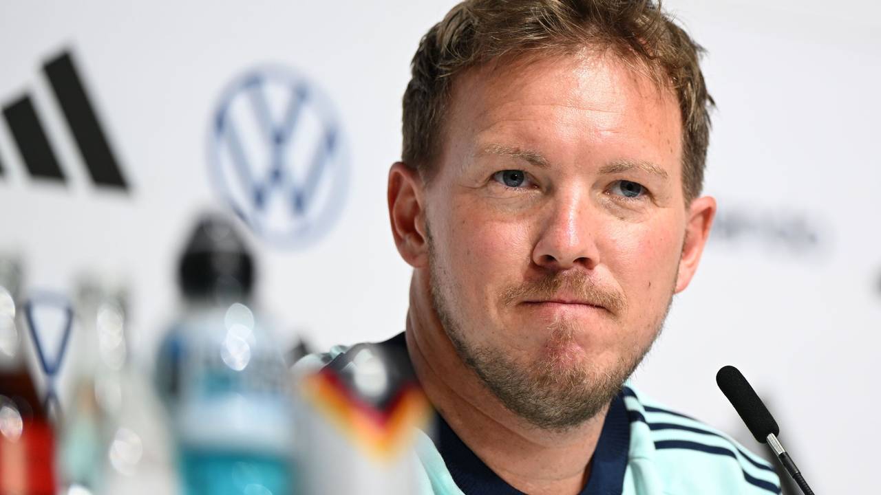 Bundestrainer Julian Nagelsmann sitzt auf der Auftakt-Pressekonferenz des DFB.