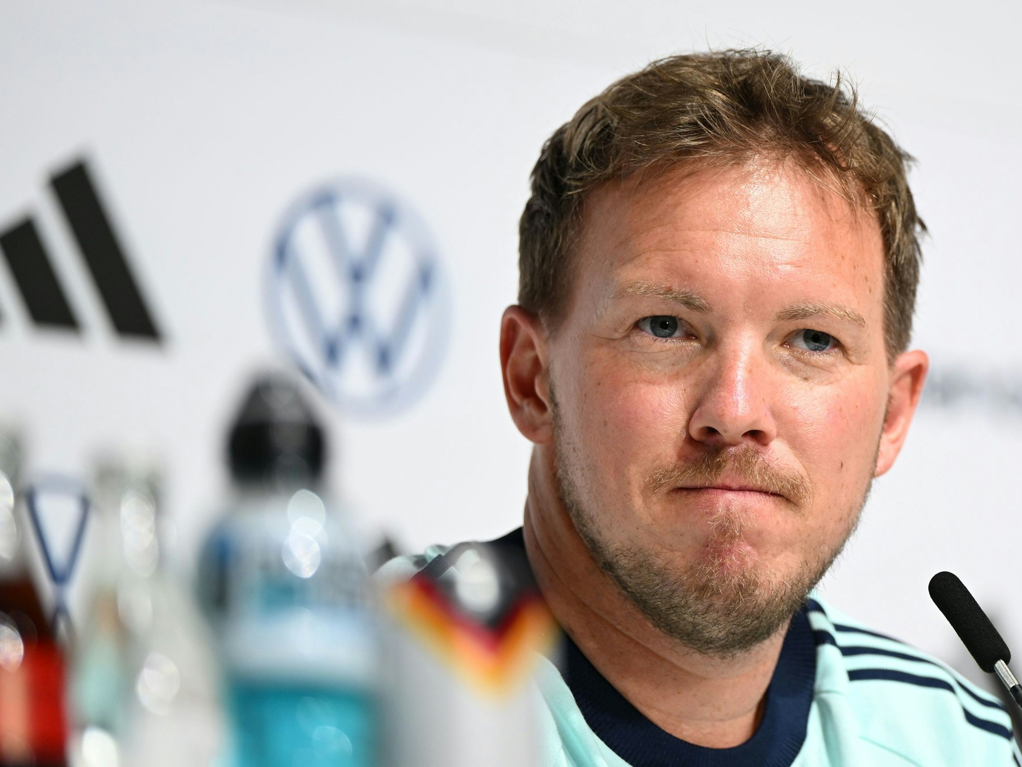 Bundestrainer Julian Nagelsmann sitzt auf der Auftakt-Pressekonferenz des DFB.