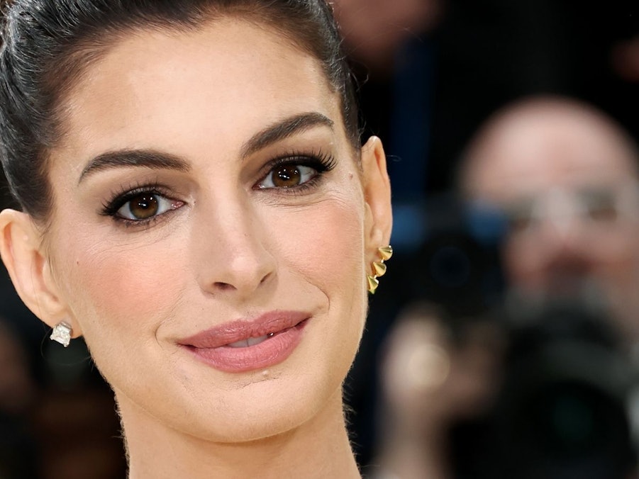 Schauspielerin Anne Hathaway hat im Podcast „Popcast“ über eine zurückliegende Erkrankung ihrer Augen gesprochen. (Bild: 2026 Getty Images/Jamie McCarthy)