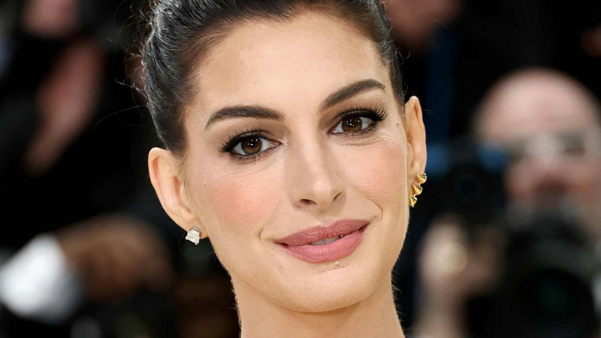 Schauspielerin Anne Hathaway hat im Podcast „Popcast“ über eine zurückliegende Erkrankung ihrer Augen gesprochen. (Bild: 2026 Getty Images/Jamie McCarthy)