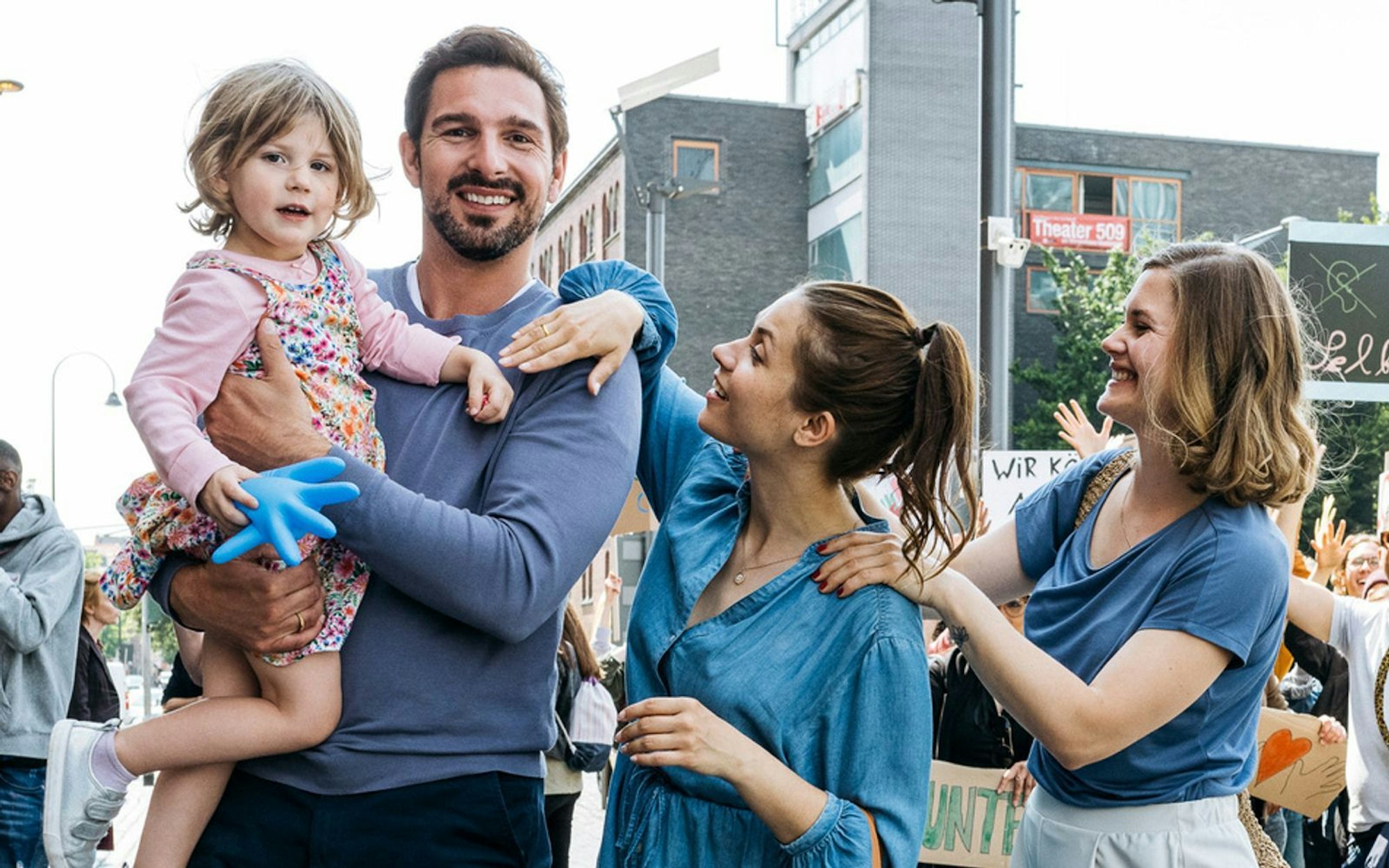 Im ZDF-Filmdrama „Du sollst hören“ (2022) spielte Laura Lippmann (rechts) die Tante der gehörlosen Mila (Delia Pfeffer, links). Das Thema beschäftigt die 36-Jährige auch privat viel. (Bild: ZDF / Silviu Guiman)