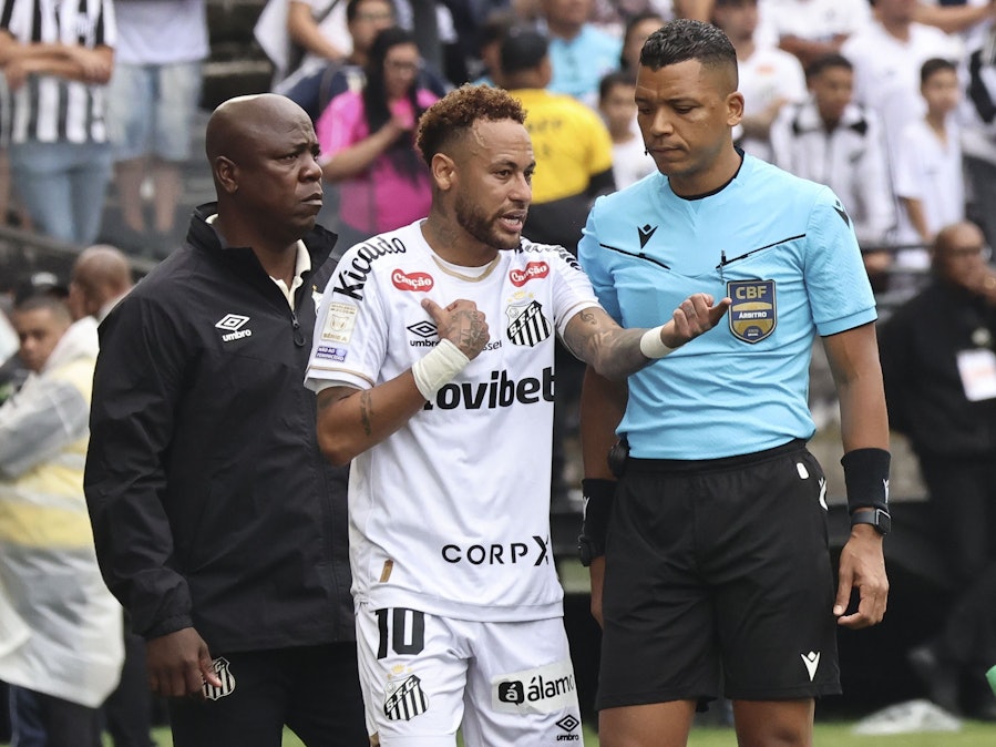 Neymar diskutiert mit dem Schiedsrichter.