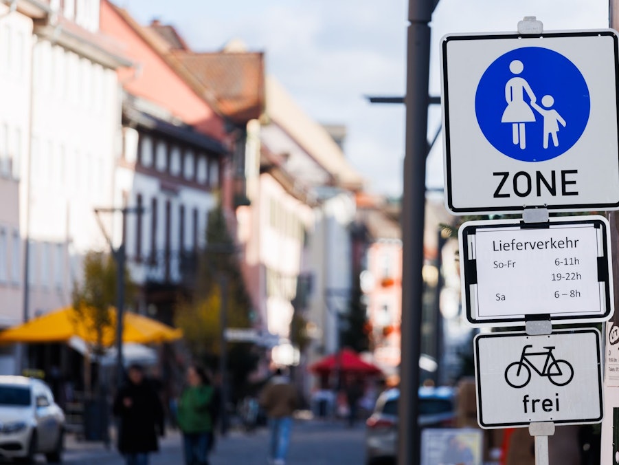 Ein Schild markiert den Beginn einer Fußgängerzone