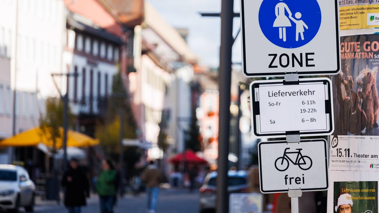 Ein Schild markiert den Beginn einer Fußgängerzone