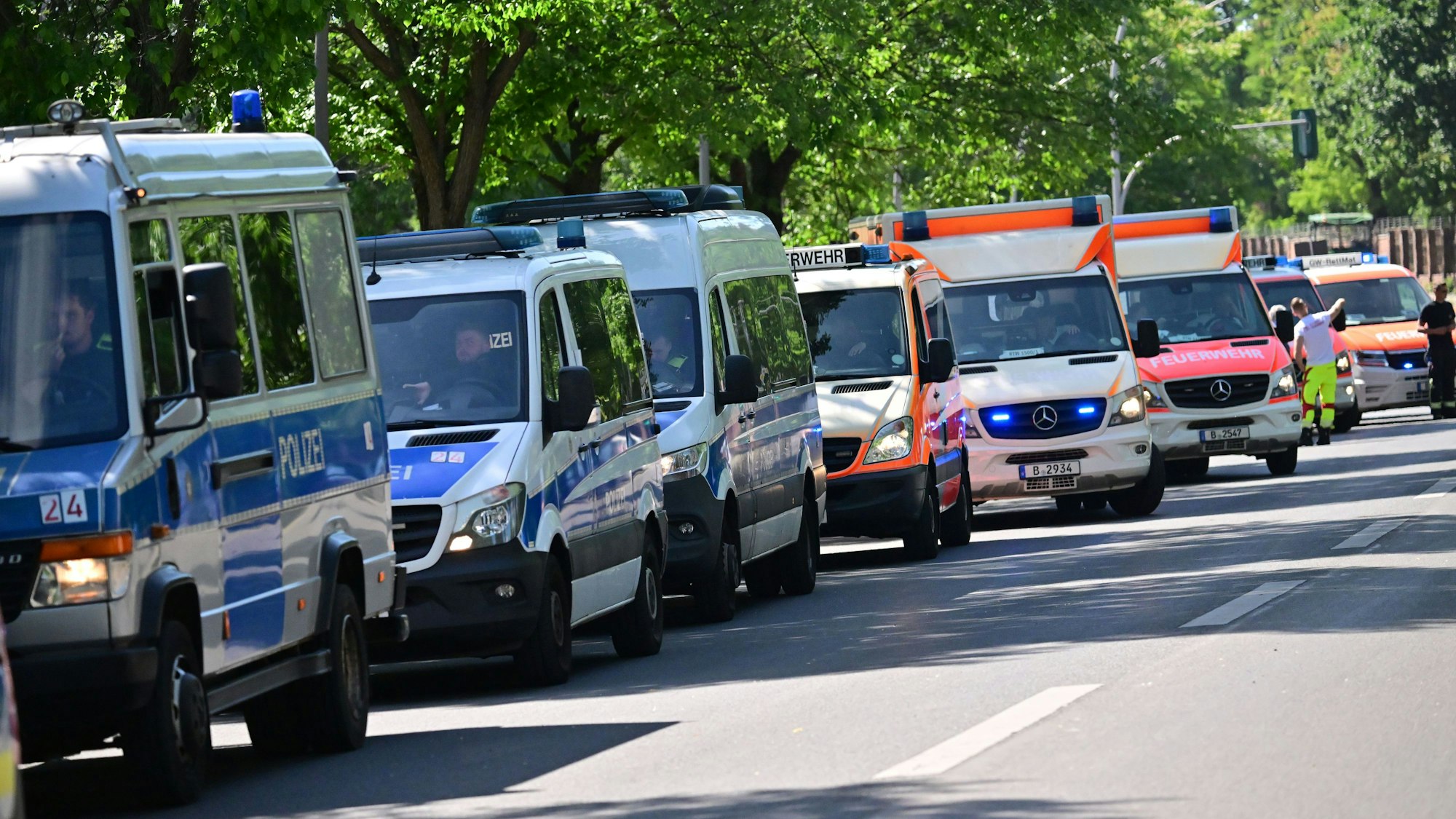 Einsatzkräfte von Polizei und Rettungskräften (Symbolfoto)