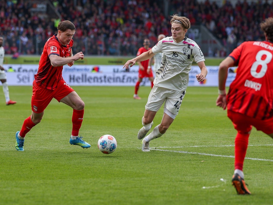 Kacper Potulski im Zweikampf mit Budu Zivzivadze.