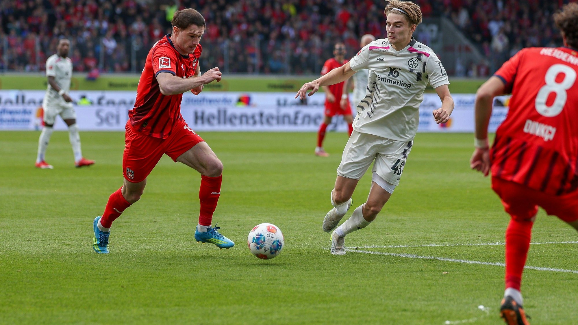 Kacper Potulski im Zweikampf mit Budu Zivzivadze.