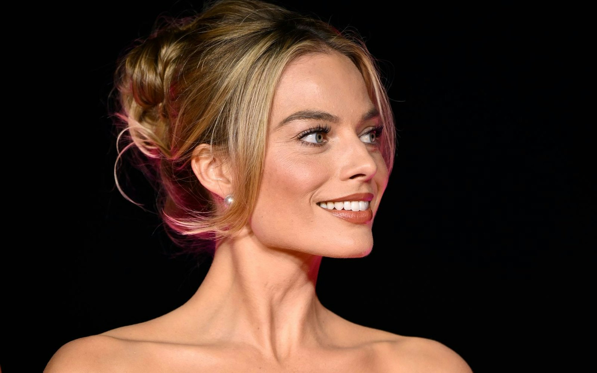Margot Robbie hatte im Film „Wuthering Heights“ offenbar „extrem behaarte Achselhöhlen“ - diese sind allerdings nicht zu sehen. (Bild: 2023 Getty Images/Gareth Cattermole)