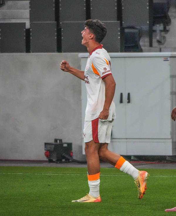 Arda Ünyay (l.) jubelt nach einem Tor in einem Testspiel für Galatasaray Istanbul.