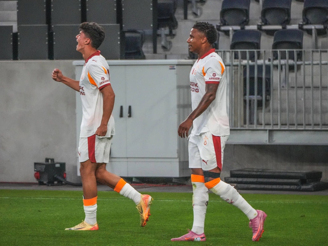 Arda Ünyay (l.) jubelt nach einem Tor in einem Testspiel für Galatasaray Istanbul.