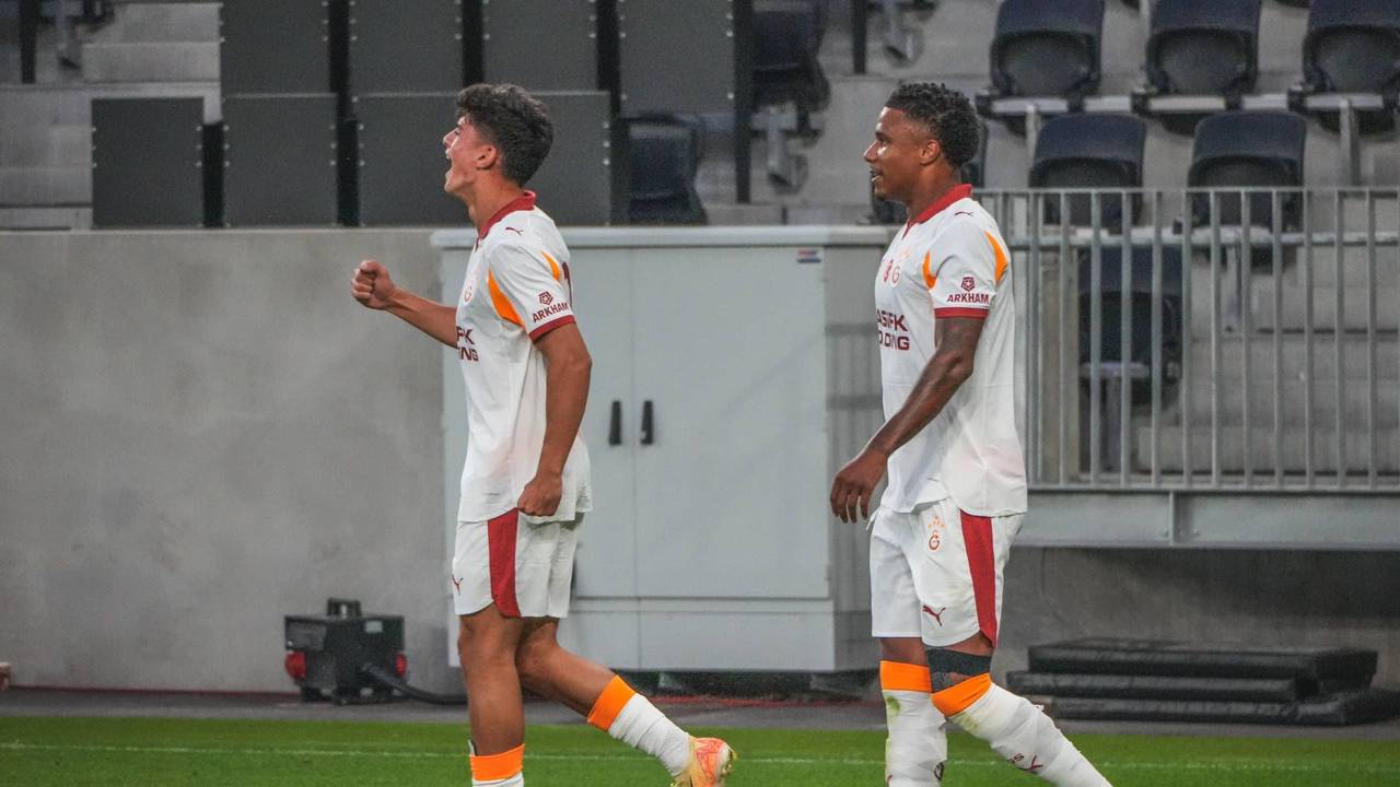 Arda Ünyay (l.) jubelt nach einem Tor in einem Testspiel für Galatasaray Istanbul.