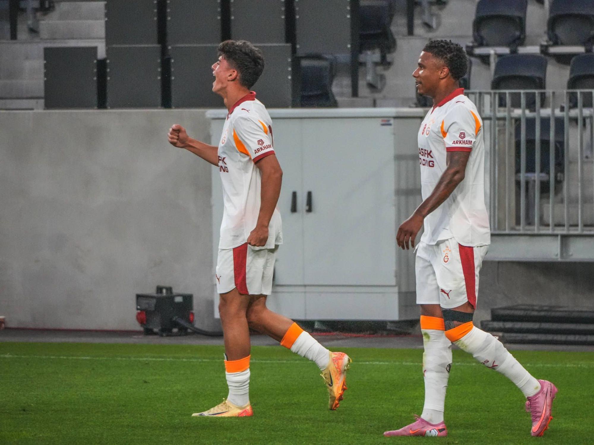 Arda Ünyay (l.) jubelt nach einem Tor in einem Testspiel für Galatasaray Istanbul.