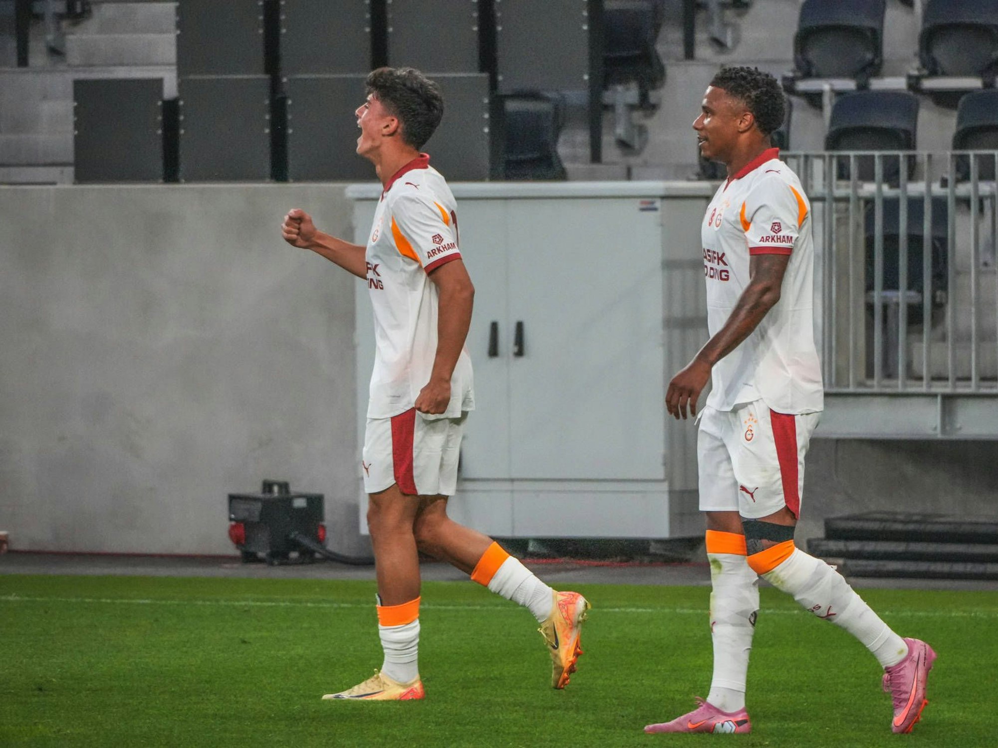 Arda Ünyay (l.) jubelt nach einem Tor in einem Testspiel für Galatasaray Istanbul.