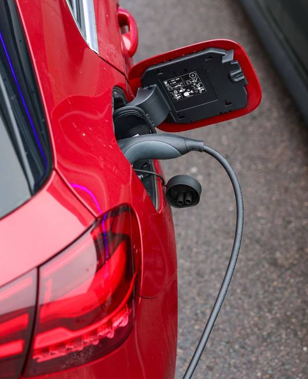 Elektroauto lädt an Ladesäule