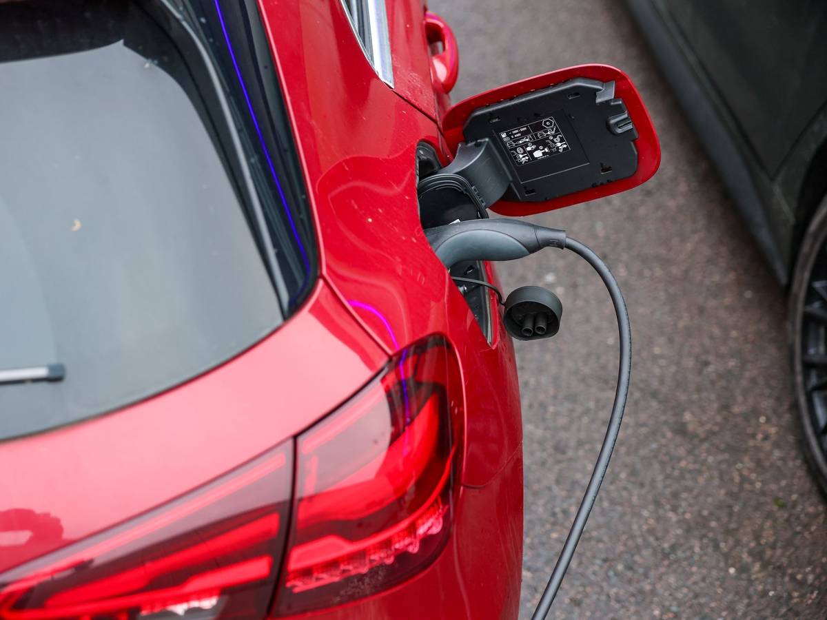 Elektroauto lädt an Ladesäule