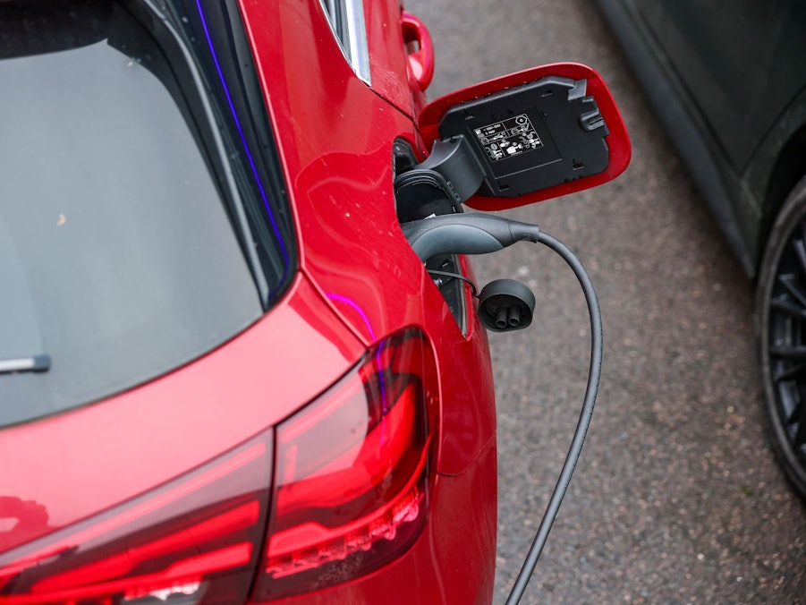 Elektroauto lädt an Ladesäule