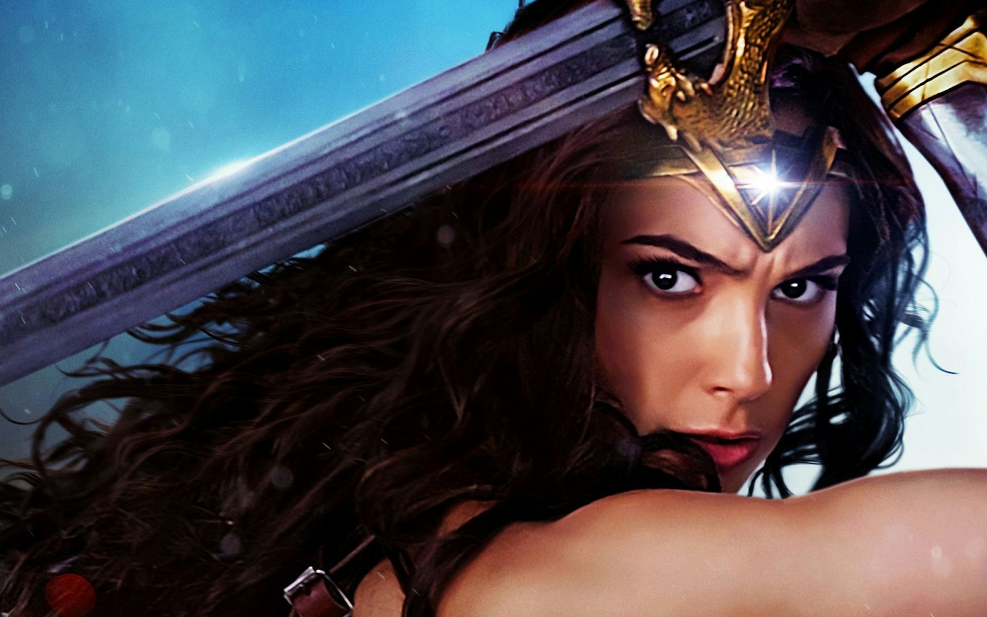 Die Amazone „Wonder Woman“ alias Diana Prince (Gal Gadot) greift mit Schwert, Schild und magischen Kräften in den Ersten Weltkrieg ein, um Kriegsgott Ares zu stoppen. (Bild: RTL / Warner Bros. Entertainment, Inc.)