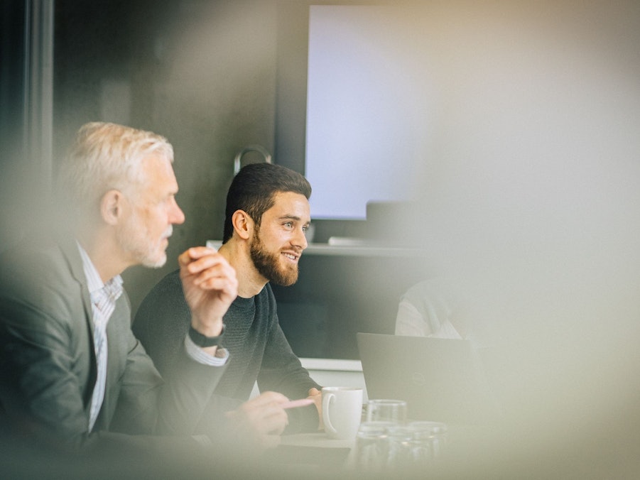 Eine Gruppe Kollegen in einem Meeting