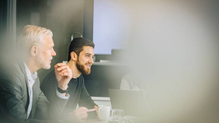 Eine Gruppe Kollegen in einem Meeting