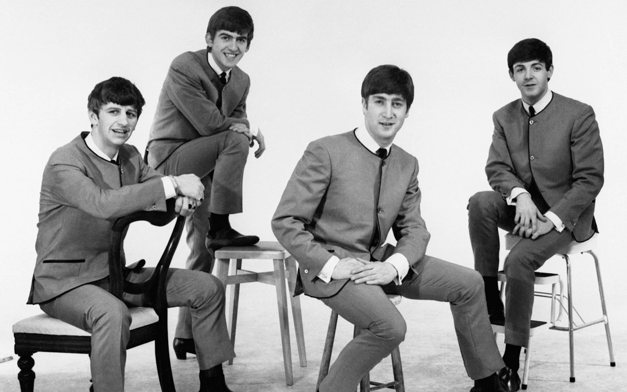 I Wanna Hold Your Hand: Zu den frühen Zeiten der Beatles waren Paul McCartney (rechts) und John Lennon (zweiter von rechts) ein unzertrennliches Songwriter-Team. (Bild: EMI / Apple Corps Ltd. / tbc)