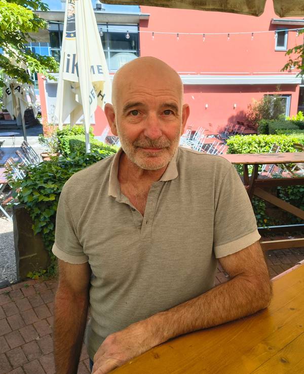 „Maybach“-Inhaber Wolfgang Günther Grätz (65) am Tresen im Biergarten