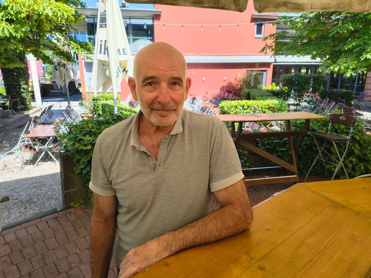 „Maybach“-Inhaber Wolfgang Günther Grätz (65) am Tresen im Biergarten