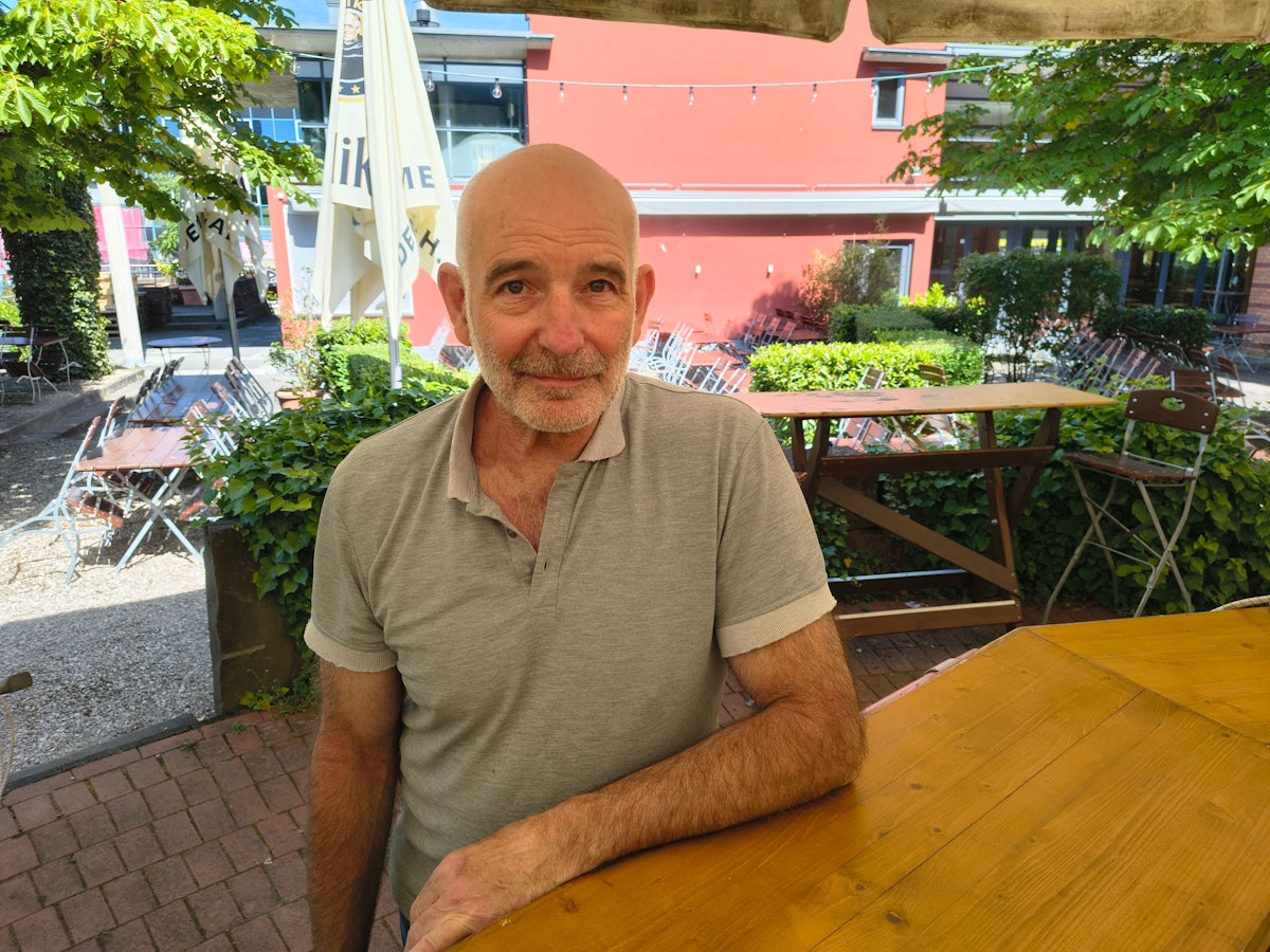 „Maybach“-Inhaber Wolfgang Günther Grätz (65) am Tresen im Biergarten