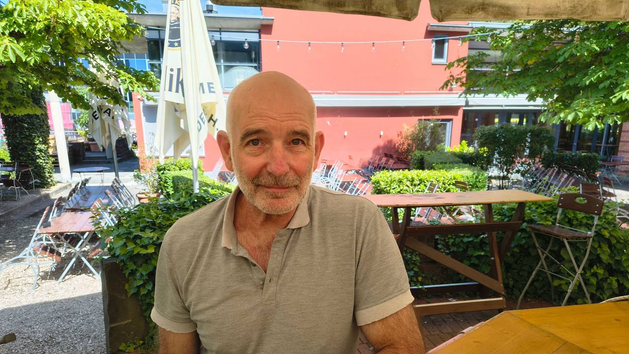 „Maybach“-Inhaber Wolfgang Günther Grätz (65) am Tresen im Biergarten