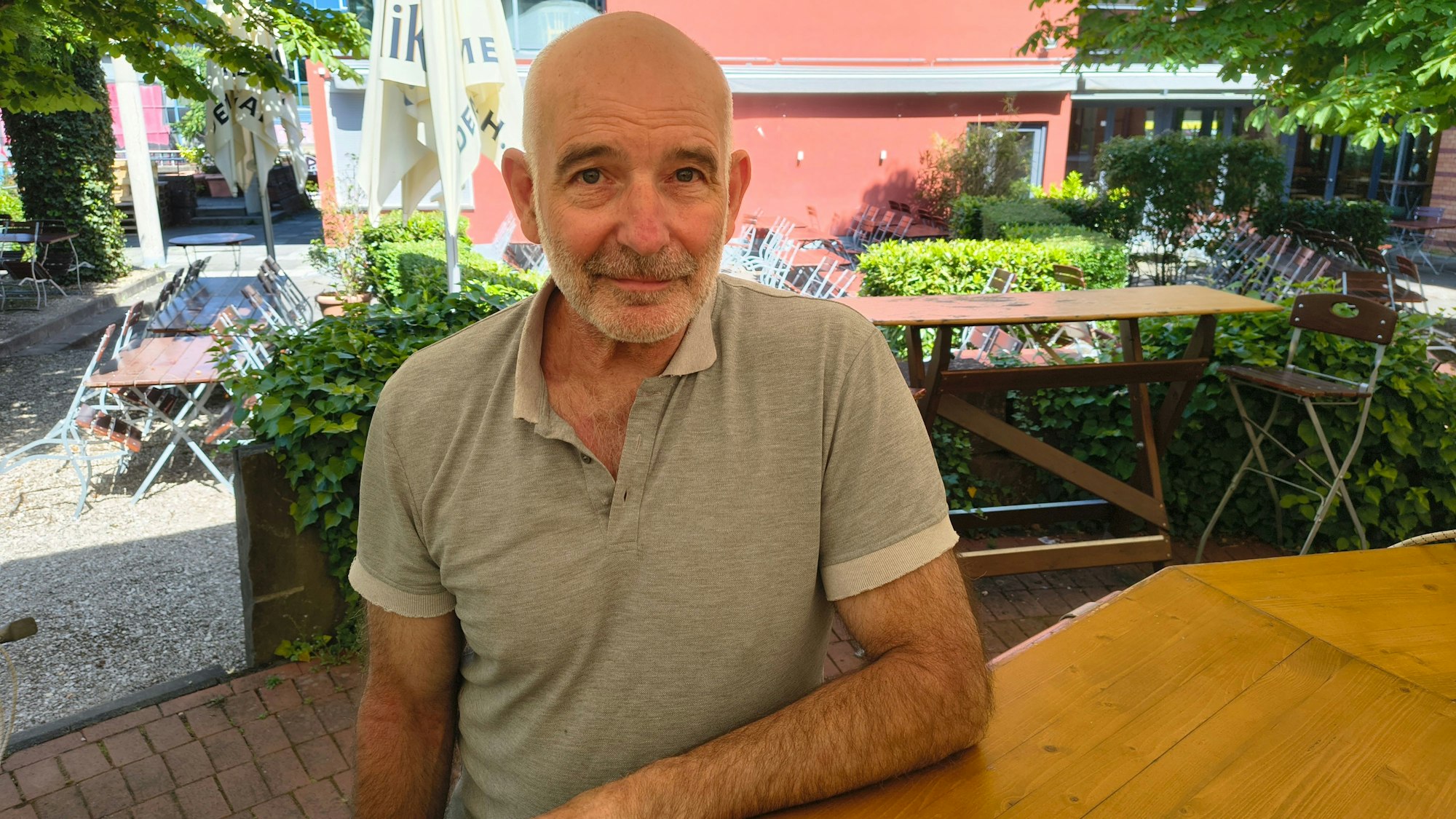 „Maybach“-Inhaber Wolfgang Günther Grätz (65) am Tresen im Biergarten