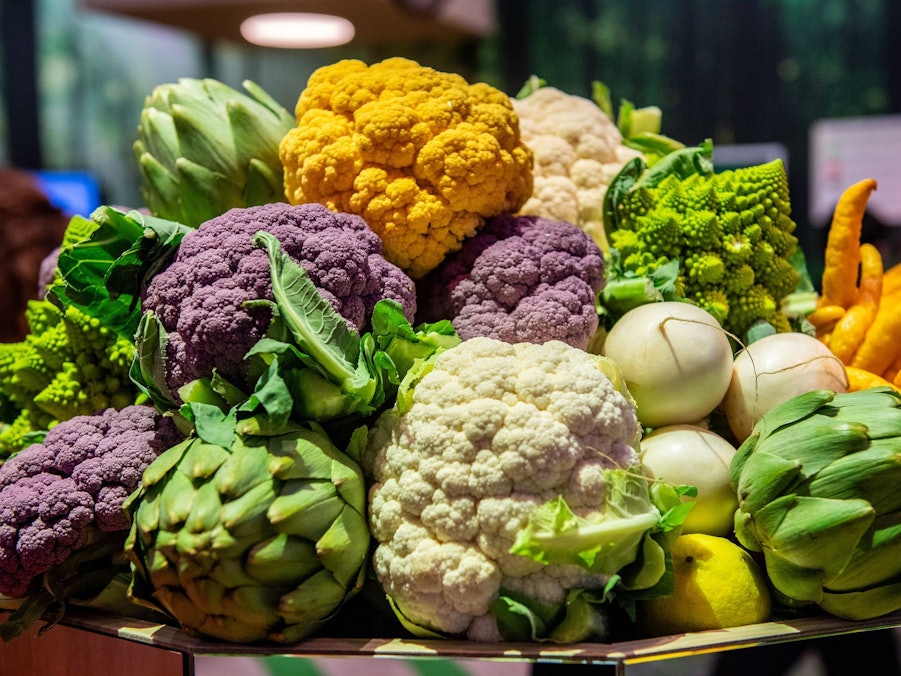 Lila, gelber, Romanesco und klassischer Blumenkohl