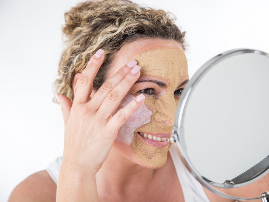 Eine Frau trägt Gesichtsmasken auf