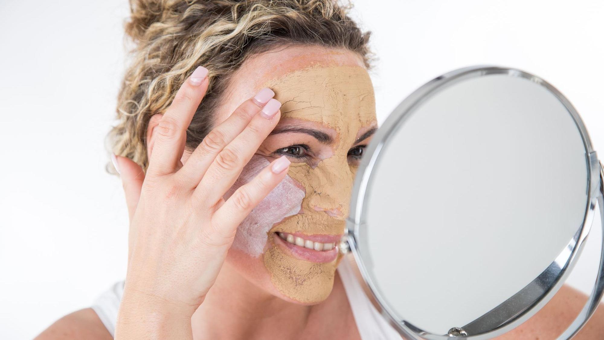 Eine Frau trägt Gesichtsmasken auf