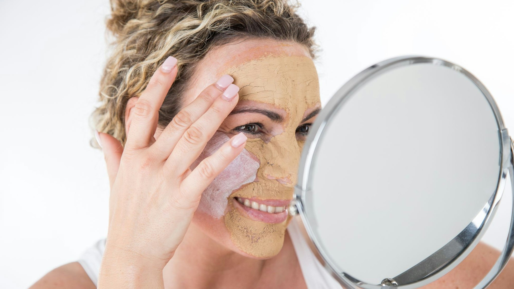 Eine Frau trägt Gesichtsmasken auf