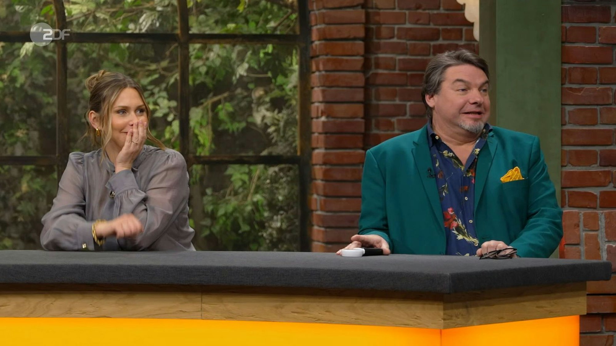 „Huch!“, rief „Bares für Rares“-Händler Daniel Meyer (rechts) erschrocken aus, als er die Rarität entdeckte. So etwas wurde bisher in der Trödel-Show auch noch nicht zum Kauf angeboten ...
(Bild: ZDF)