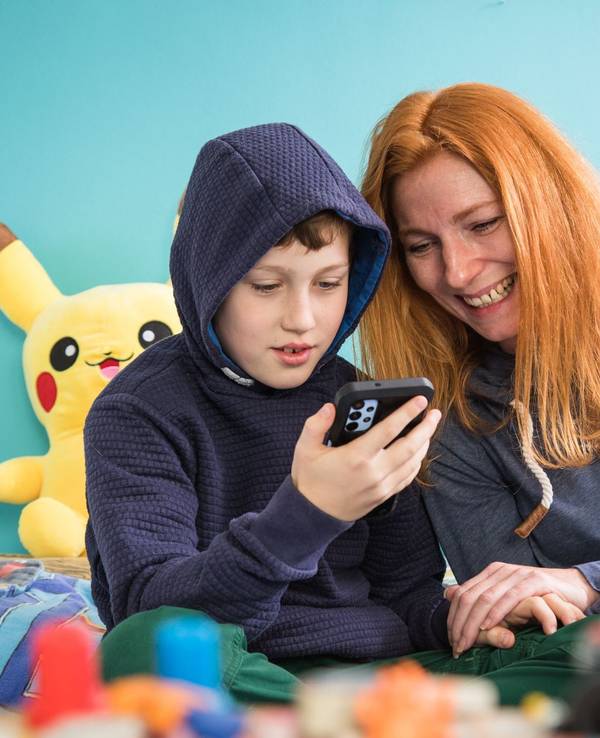 Mutter und Sohn mit Smartphones