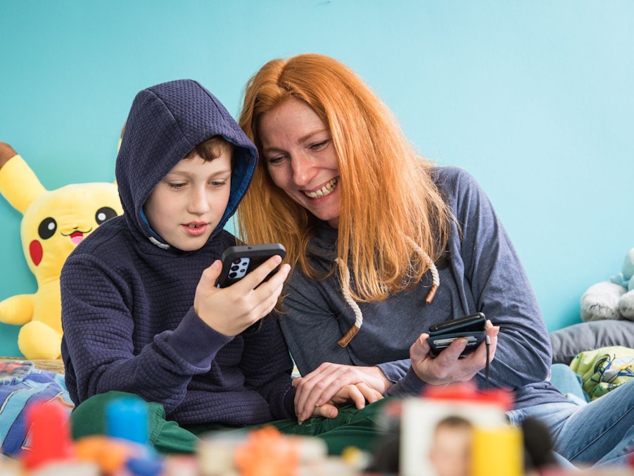 Mutter und Sohn mit Smartphones