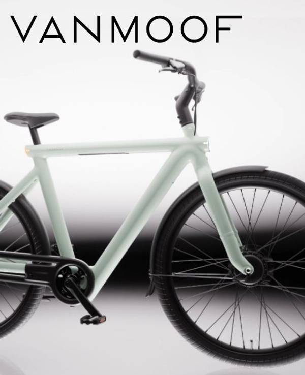 VanMoof S6 E-Bike in Pearl Mint und VanMoof A5 E-Bike in Drift Black in der Seitenansicht im direkten Vergleich – rechts oben ein roter Button mit dem Hinweis: A5 jetzt 200 € Rabatt zur UVP.
