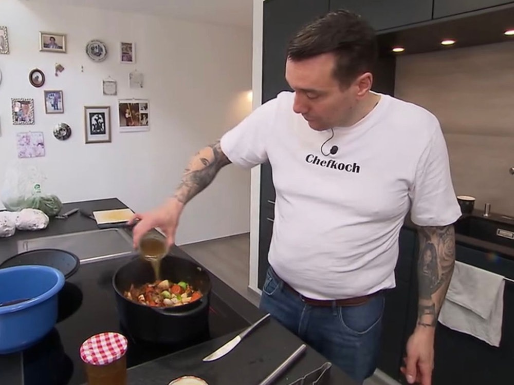 Freddy (46) mag nicht nur in der Küche Präzisionsarbeit. (Bild: RTL)