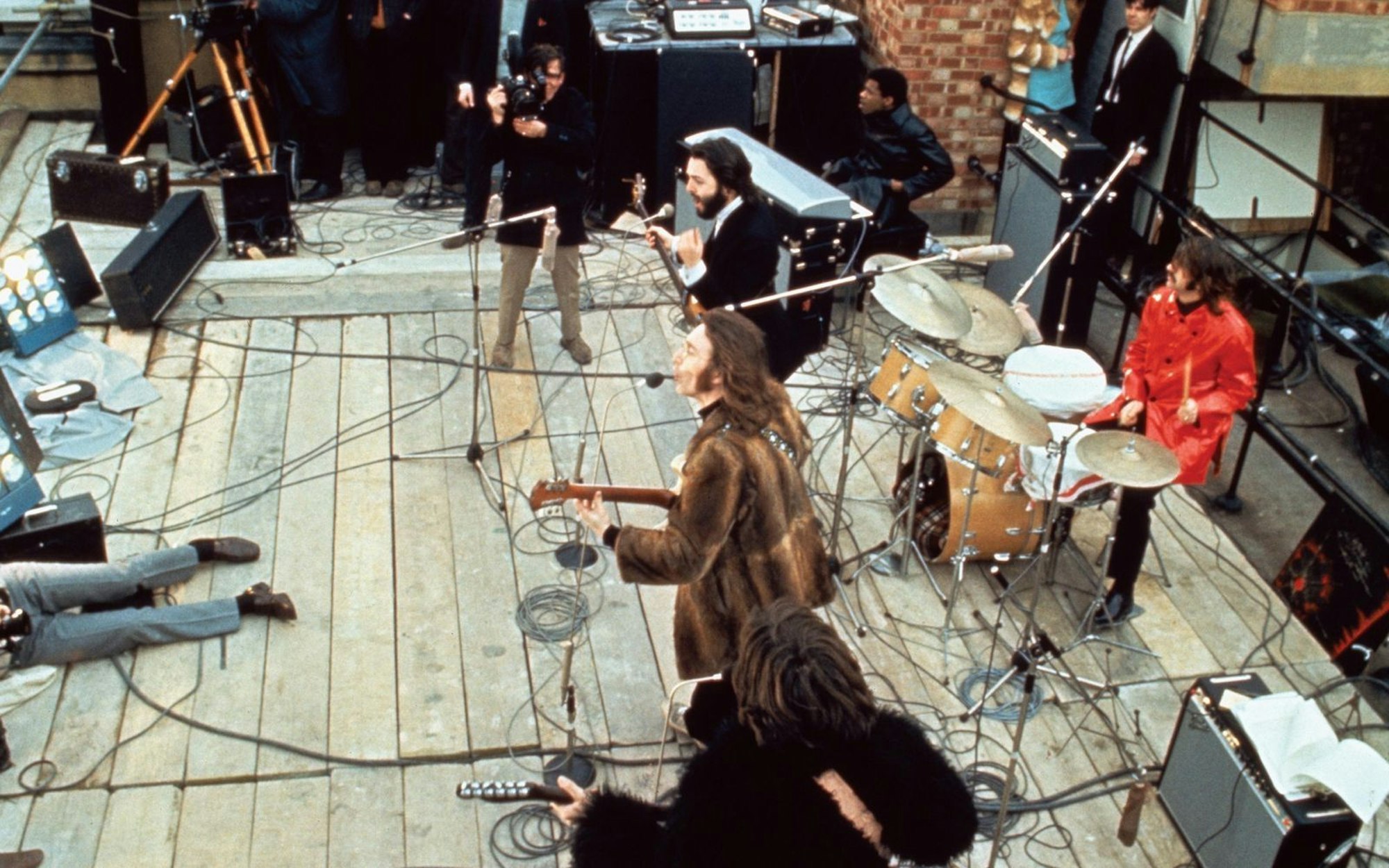 Get Back: 1970 gab es kein Zurück mehr, nach ihrem Konzert auf dem Dach ihrer Firma Apple lösten sich die Beatles auf. (Bild: Apple Corps Ltd. / EMI)