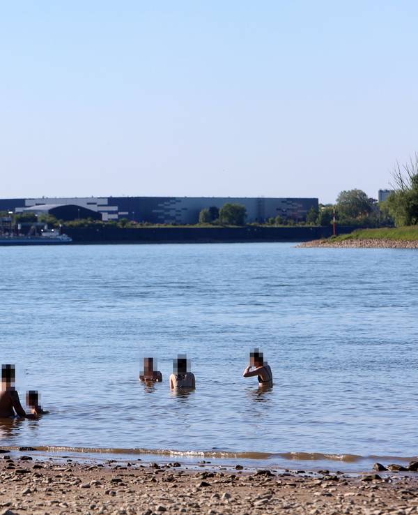 In Niehl sind am Dienstag (26. Mai) trotz Verbots Menschen im Wasser.