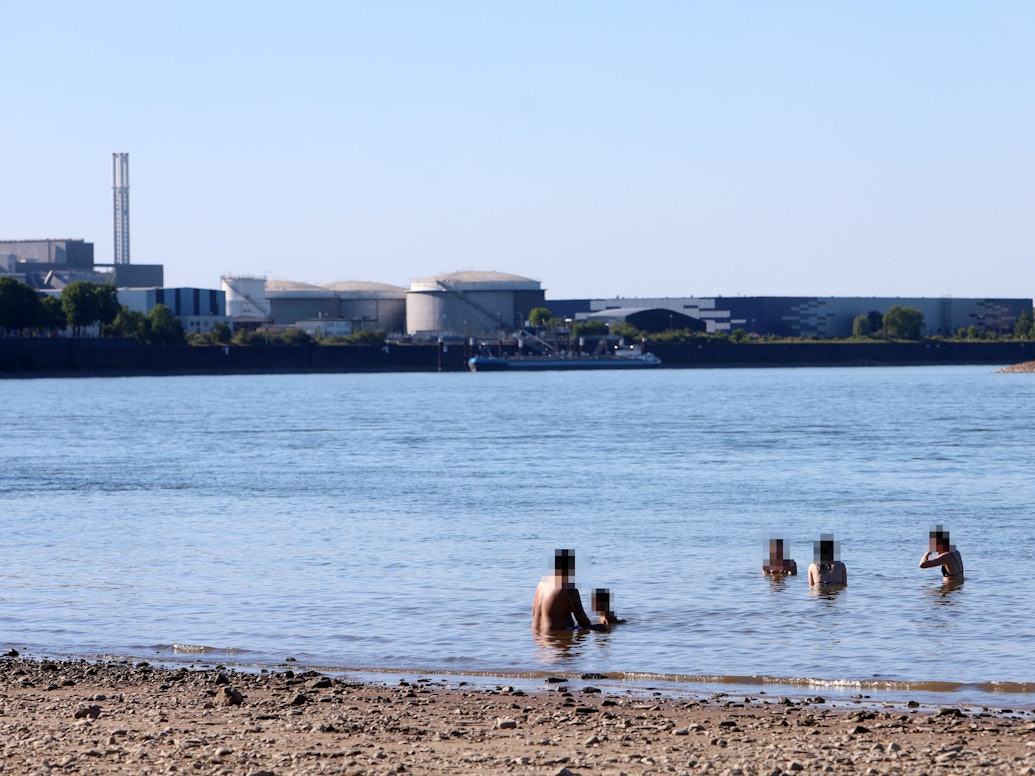 In Niehl sind am Mittwoch (27. Mai) trotz Verbots Menschen im Wasser.
