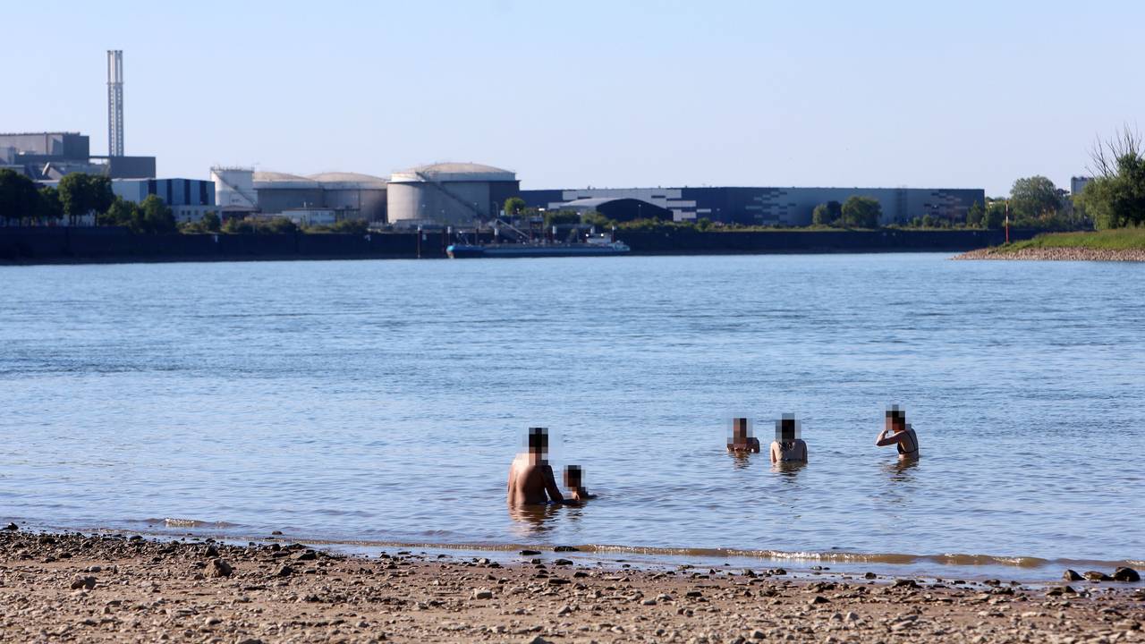 In Niehl sind am Dienstag (26. Mai) trotz Verbots Menschen im Wasser.