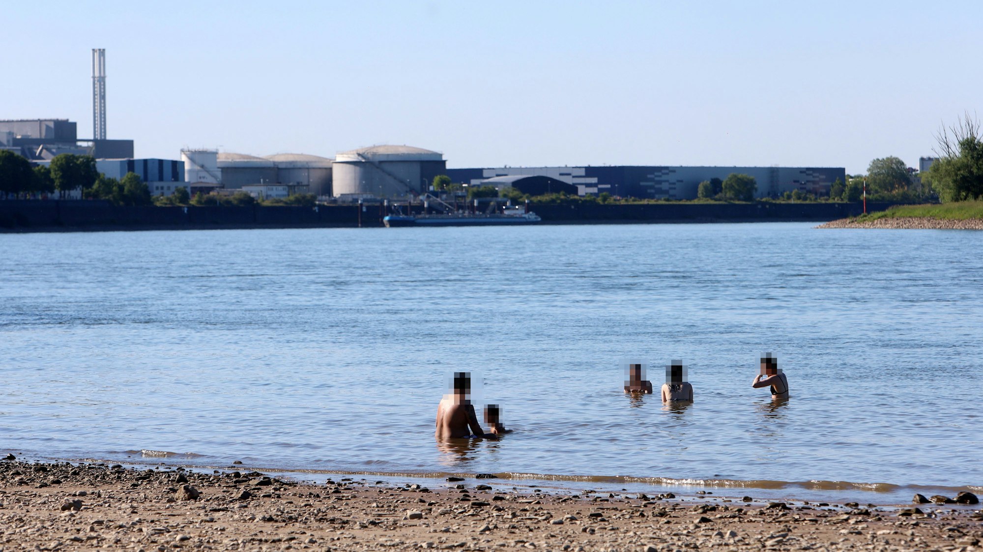 In Niehl sind am Mittwoch (27. Mai) trotz Verbots Menschen im Wasser.