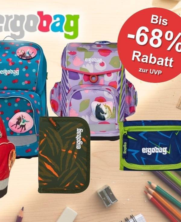 Mehrere bunte Ergobag-Schulranzen und Zubehör wie Federmäppchen und Geldbörse auf einem Holztisch mit Buntstiften und Schulmaterialien. Links oben das OTTO-Logo, mittig das Ergobag-Logo.