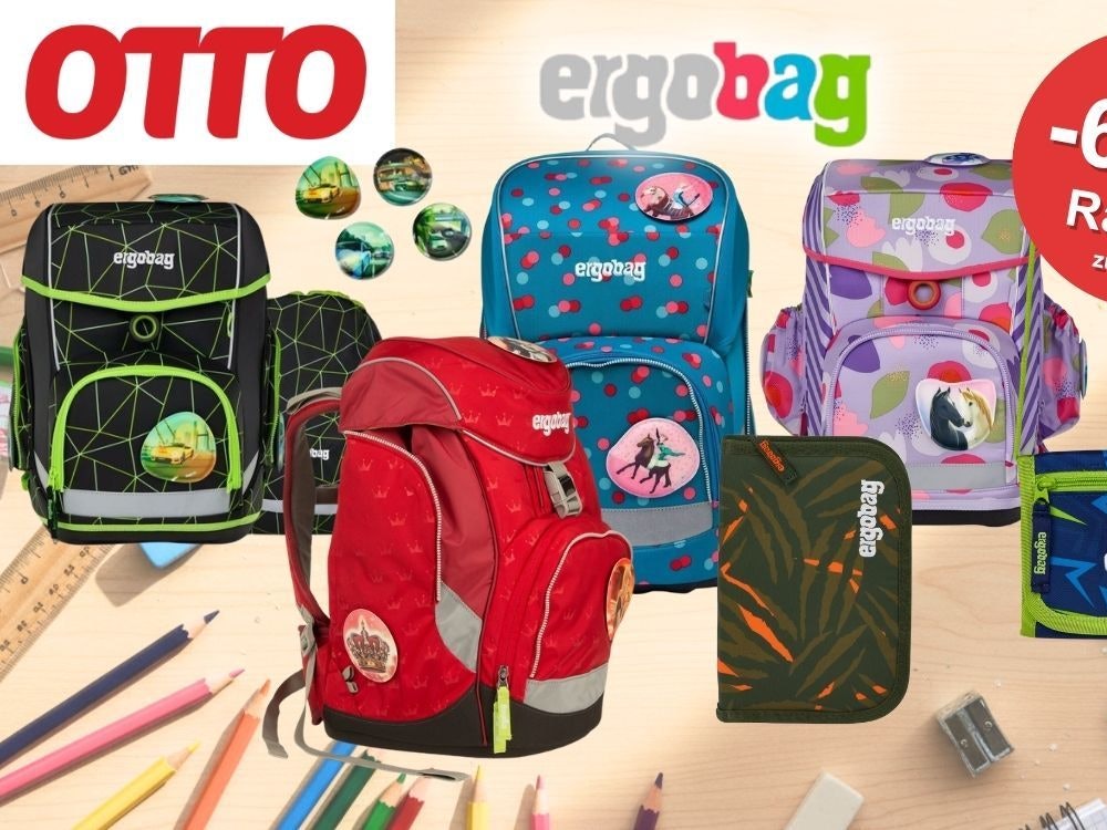 Mehrere bunte Ergobag-Schulranzen und Zubehör wie Federmäppchen und Geldbörse auf einem Holztisch mit Buntstiften und Schulmaterialien. Links oben das OTTO-Logo, mittig das Ergobag-Logo.