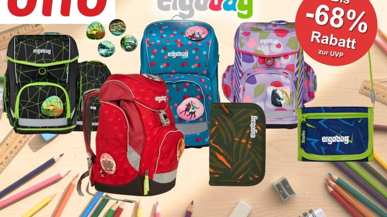Mehrere bunte Ergobag-Schulranzen und Zubehör wie Federmäppchen und Geldbörse auf einem Holztisch mit Buntstiften und Schulmaterialien. Links oben das OTTO-Logo, mittig das Ergobag-Logo.